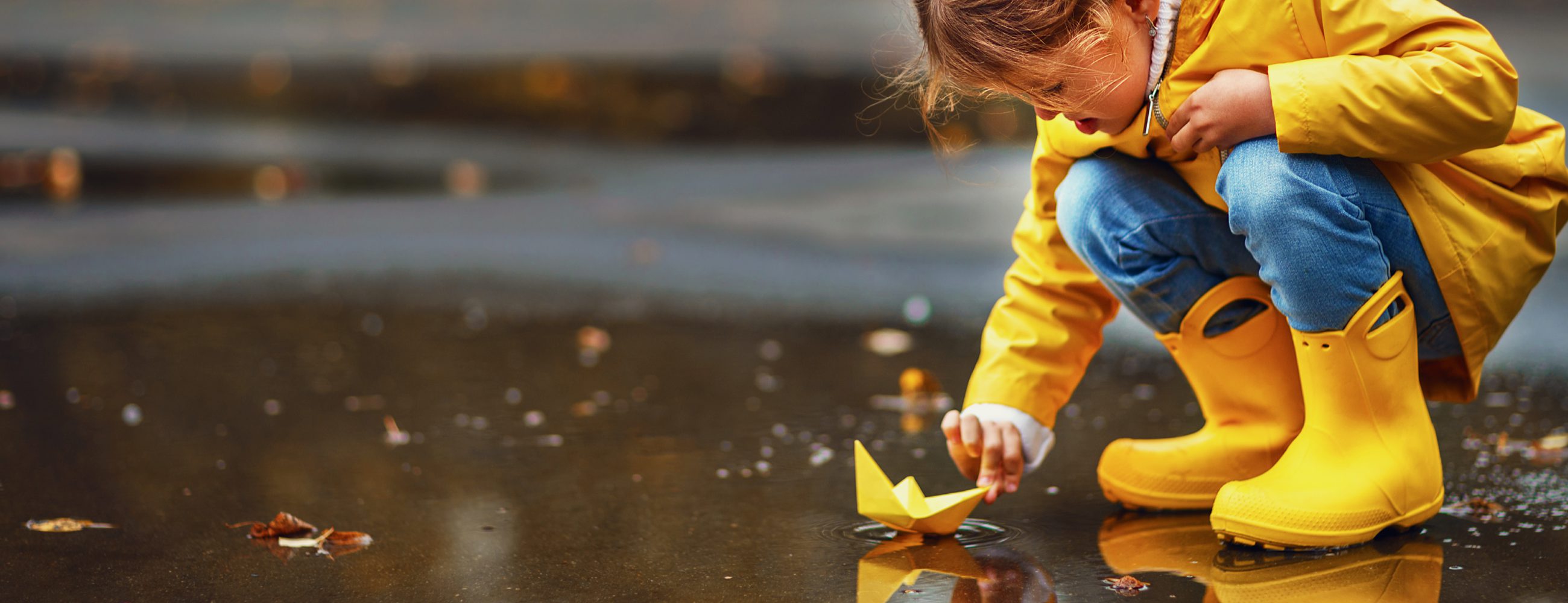 flicka med gummistövlar i gult