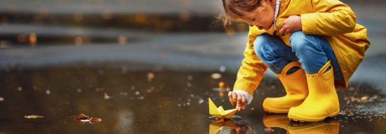 flicka med gummistövlar i gult