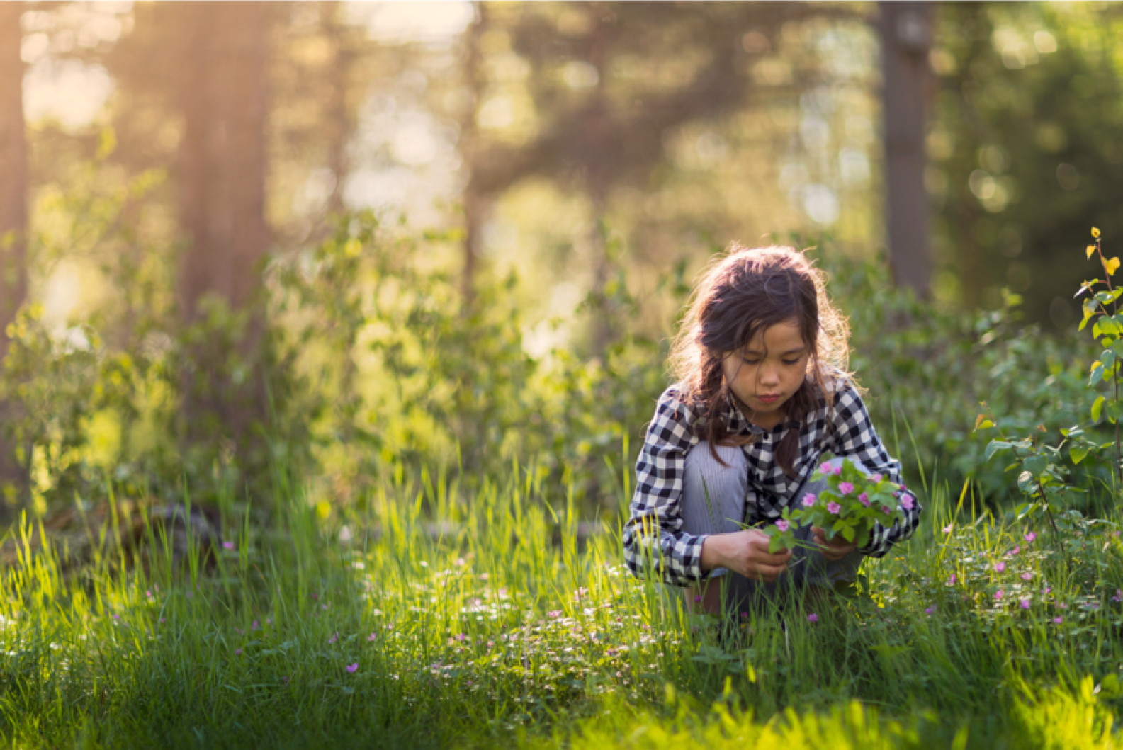 Bild på flicka i skog