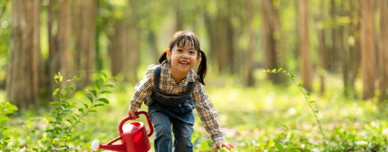 Flicka som springer i skogen