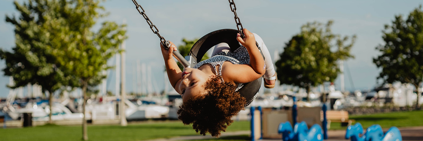 Bild på gungande flicka