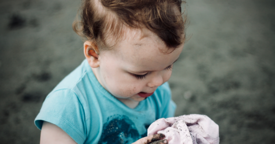 Bild på pojke med smutsiga händer