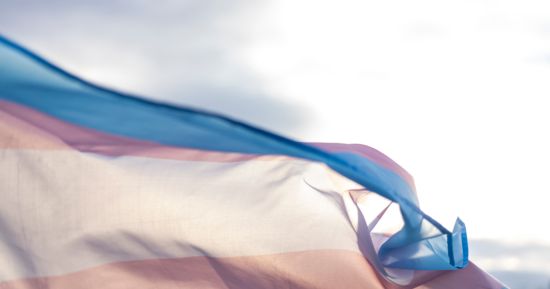Transflagga som svajar i vinden