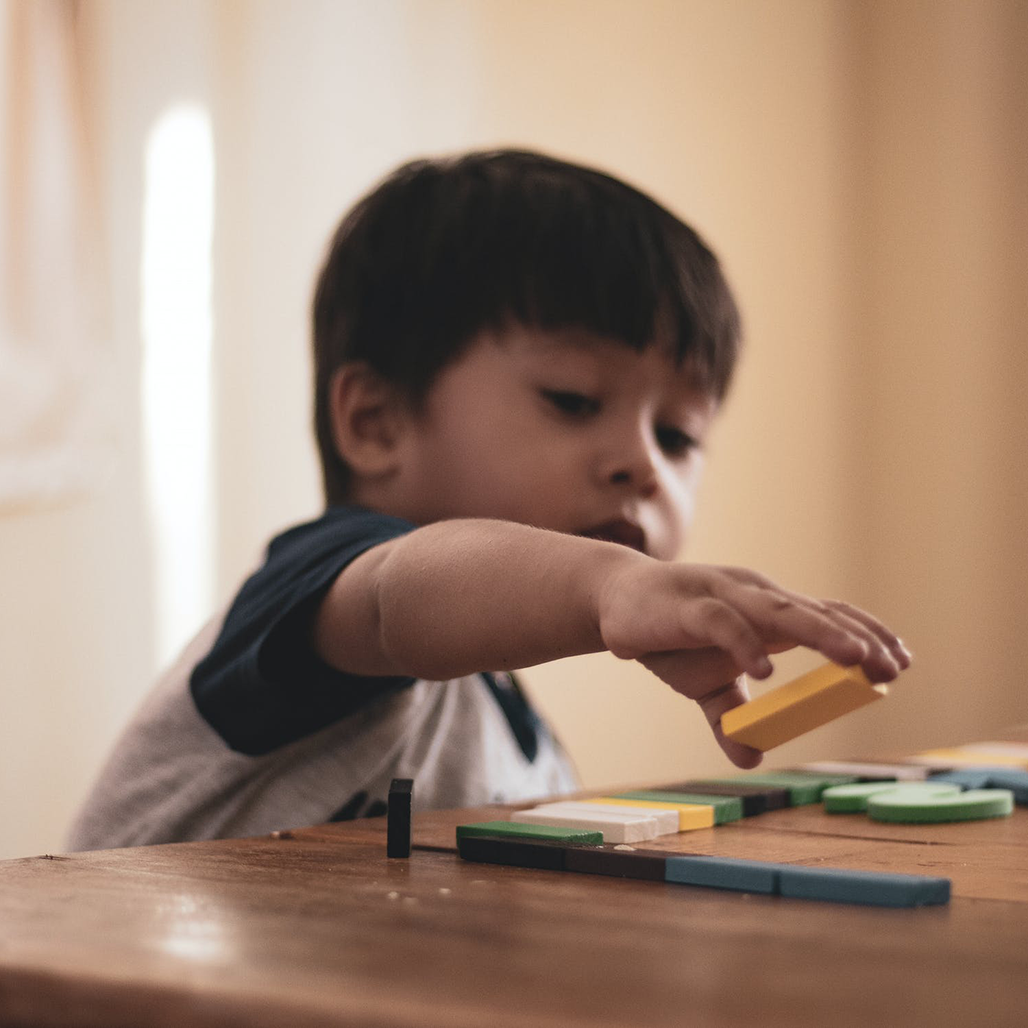 Pojke som lägger pussel