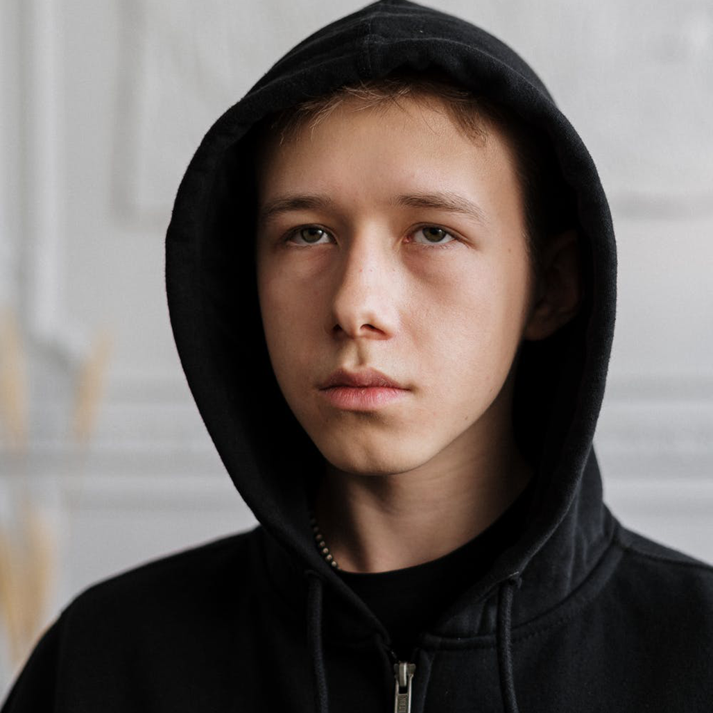 Tonåring i svart huvtröja