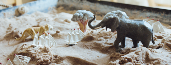 Leksaker i sandlåda