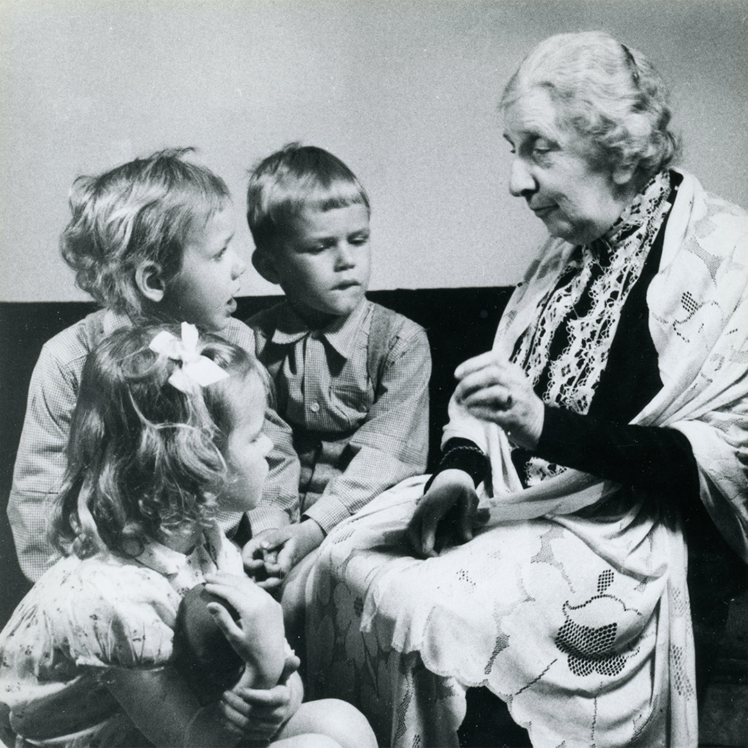 Hanna Bratt tillsammans med barn.