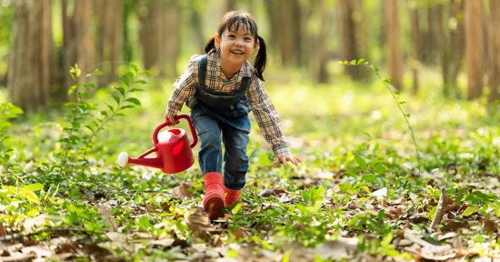 Bild på flicka i en skog