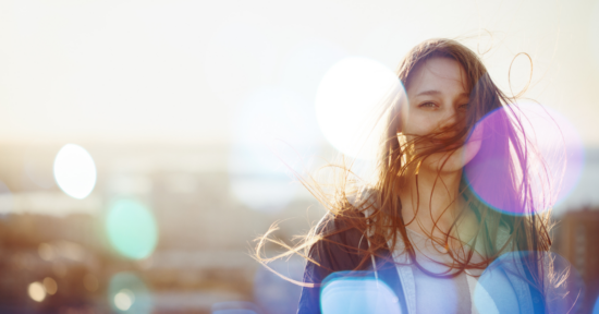 Bild på flicka i tonåren som tittar in i solkatter