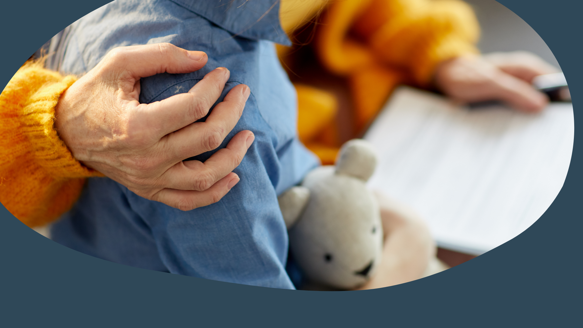 förälder som håller om barn