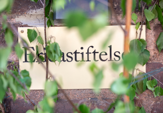 Bild på en skylt som det står Ericastiftelsen på.