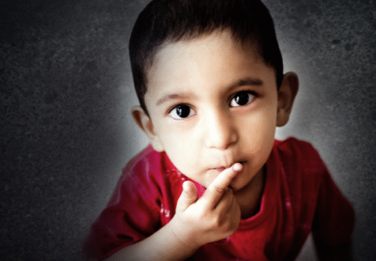 Nyfiken pojke med röd tröja