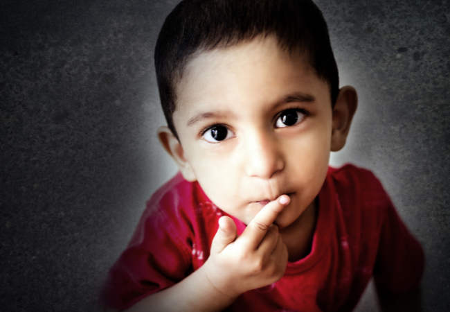 Nyfiken pojke med röd tröja