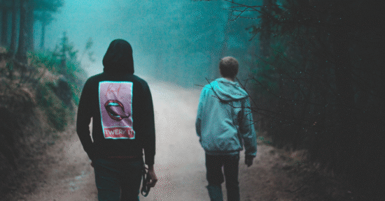 Två pojkar som går på en väg