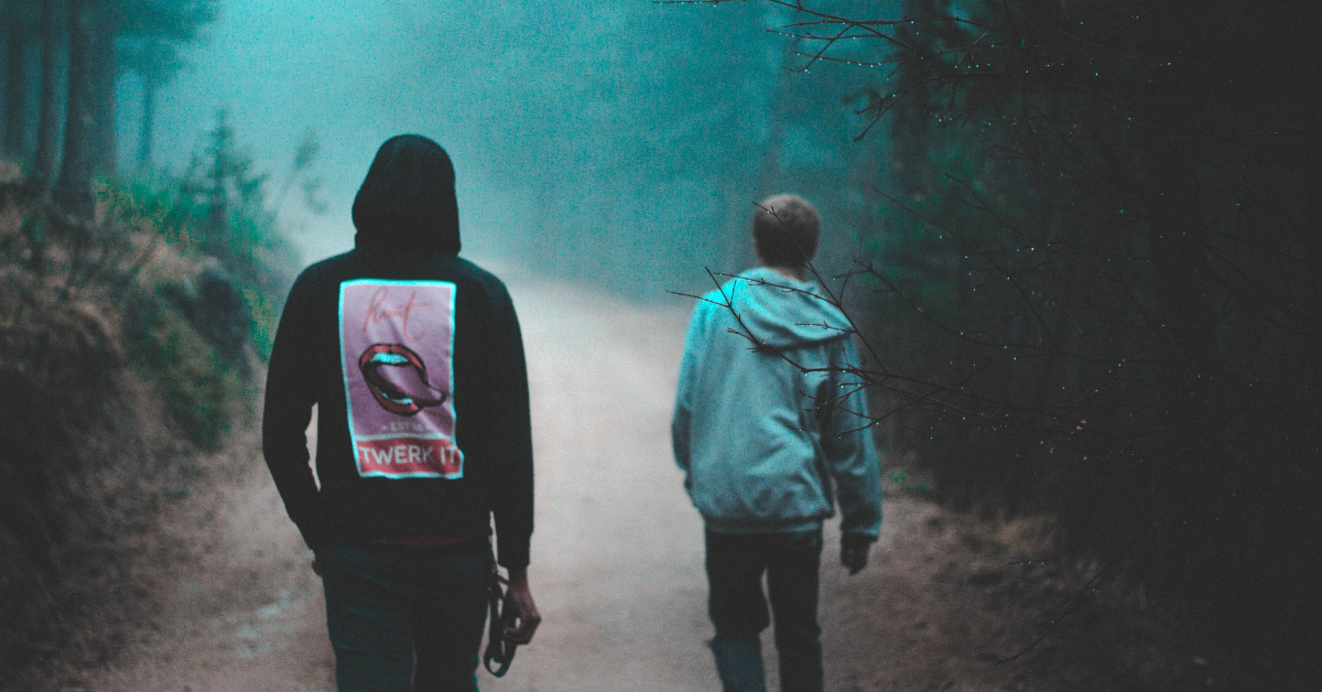 Två pojkar som går på en väg