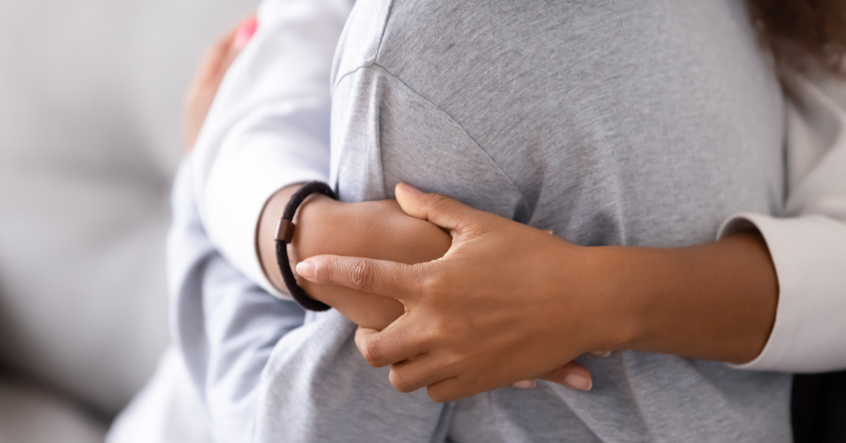 Dekorativ bild av en kram mellan två unga