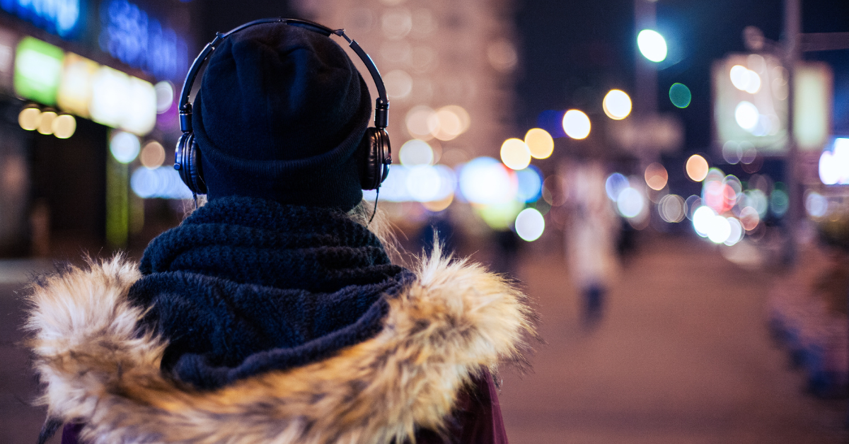 Bild på ryggen av pojke med hörlurar