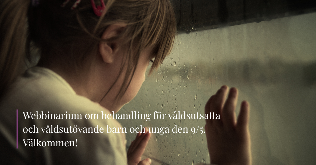 Flicka som tittar ut genom fönstret