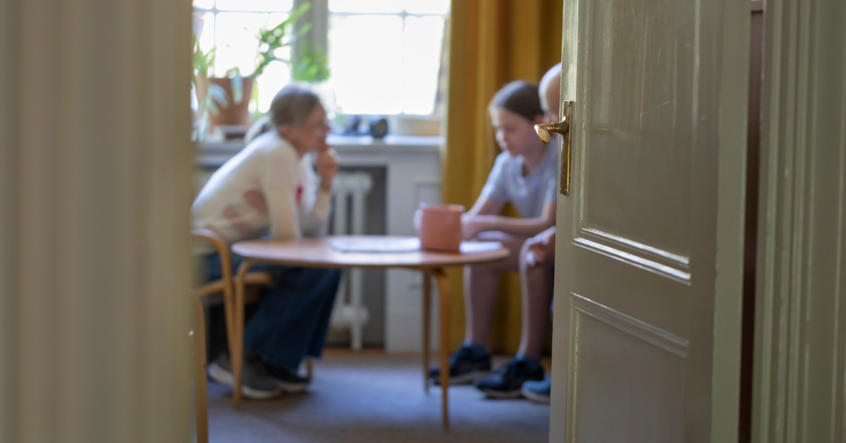 Föräldrar som pratar med dotter